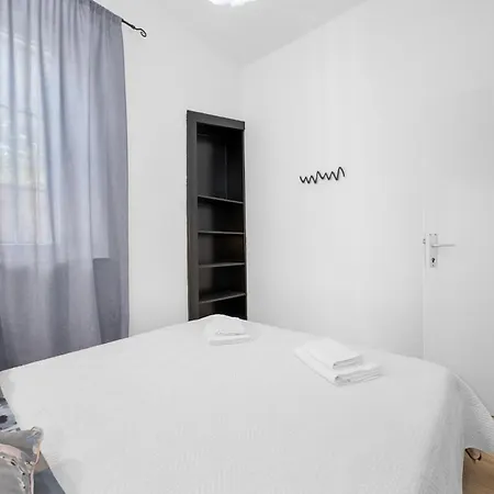 Castropol Near The Arena, By Istrabook 풀라